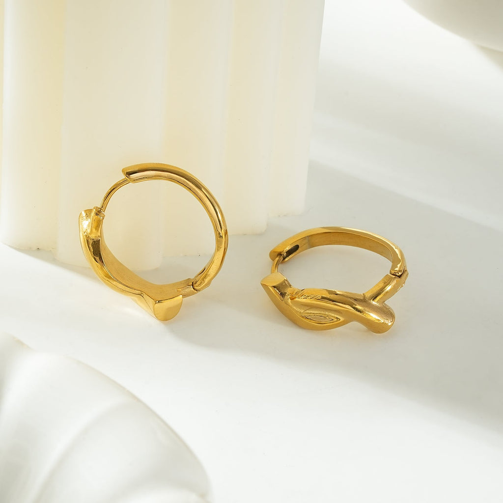SIYAMI Gold: Sculpted Wave Hoop Earrings